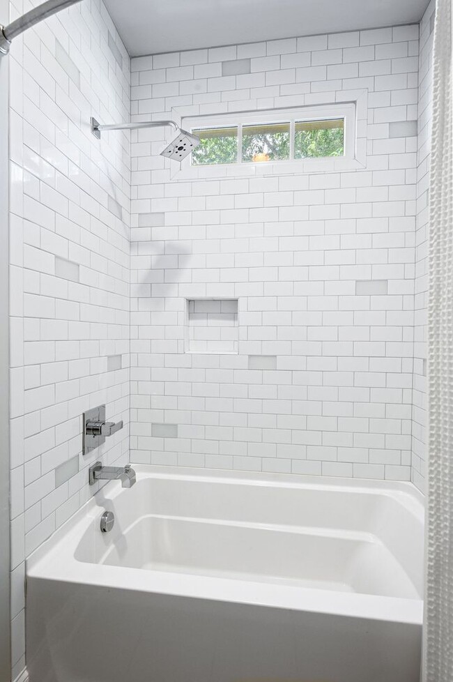 Building Photo - Stunning 4BE/3.5BA home in the heart of Gr...
