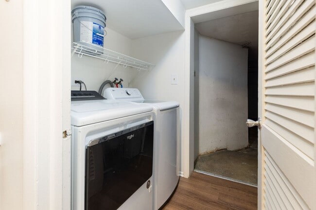 Building Photo - 1353 Kingsbury Dr