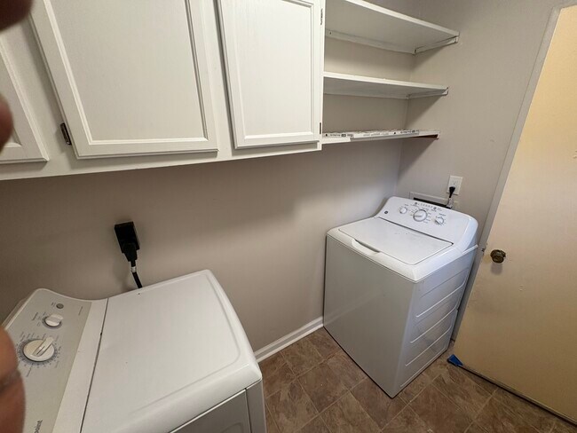 Building Photo - 813 S Grosvenor Ct