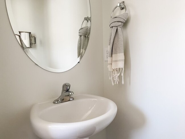 Building Photo - 1046 360 S