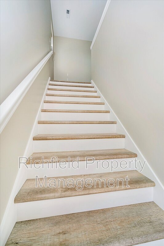 Building Photo - 2340 Columbia Ave