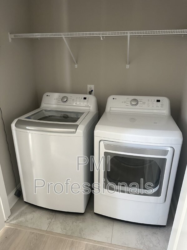 Building Photo - 1022 Stoneleigh Ln