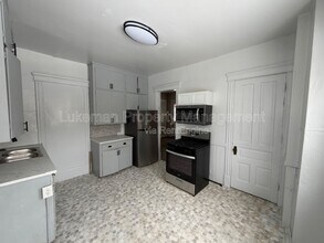 Building Photo - 515 Village St