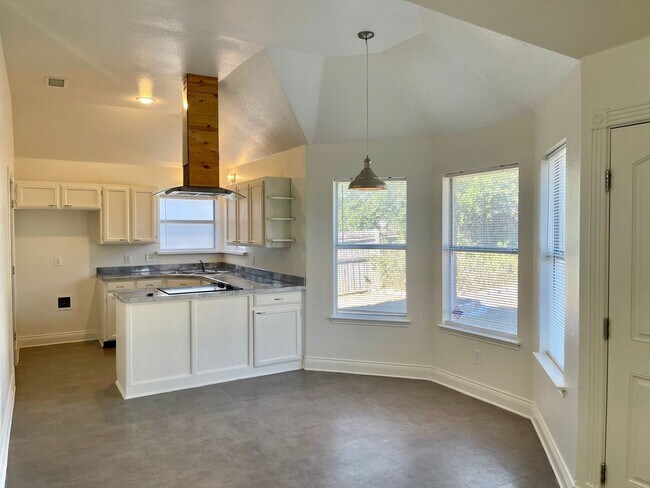 Building Photo - Updated home in Burleson