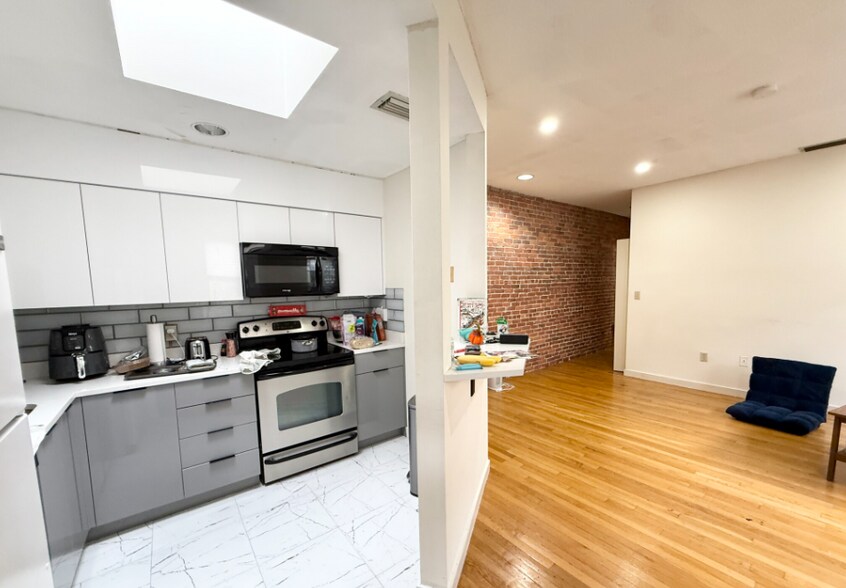 Building Photo - 95 Gainsborough St