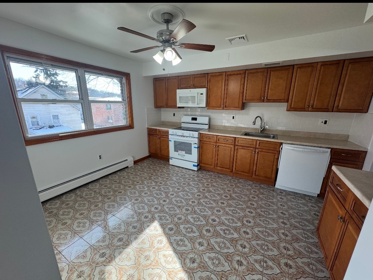 Building Photo - 208 6th St