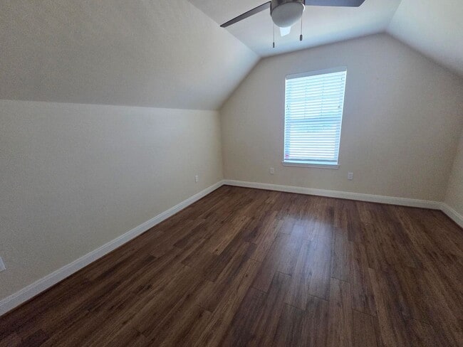 Building Photo - FOR LEASE!! Great location!