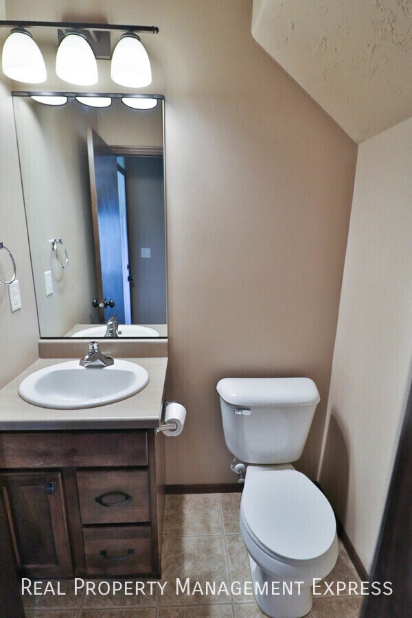 Building Photo - Beautiful 2 Story Townhome with Loads of A...