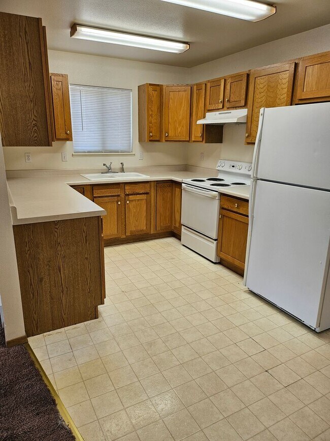 Building Photo - 931 Village Cir