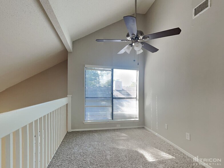 Building Photo - 561 Oxbow St