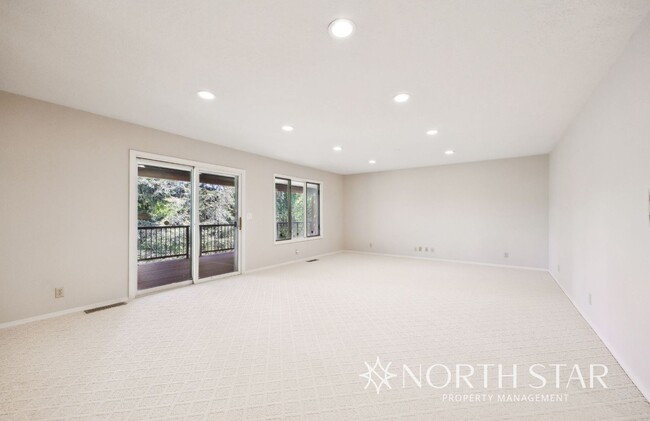 Building Photo - Stunning Lake Oswego Home with Space for E...