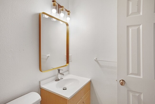 Building Photo - Renovated 4BR/3.5BA Townhome in Stafford –...
