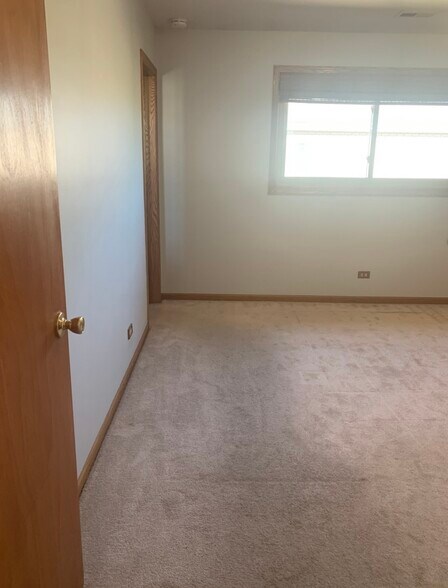 Building Photo - 8826 N Chester Ave