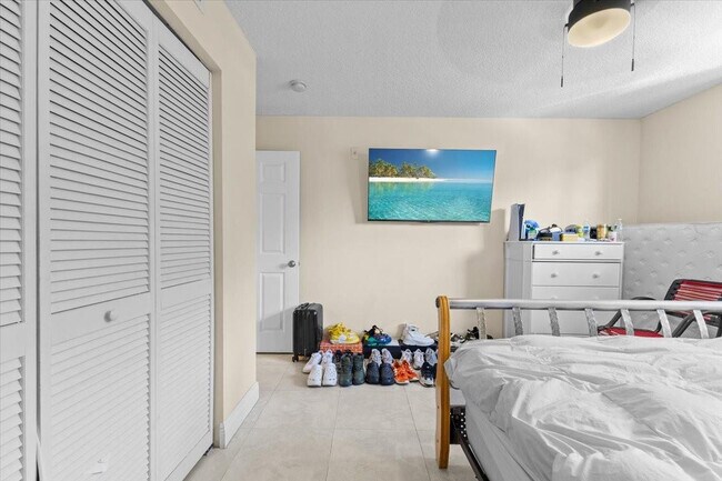 Building Photo - 609 E Sheridan St