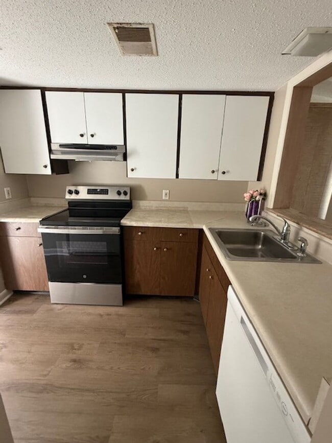 Building Photo - 2 Bedroom / 2 Bathroom @ Surf Court