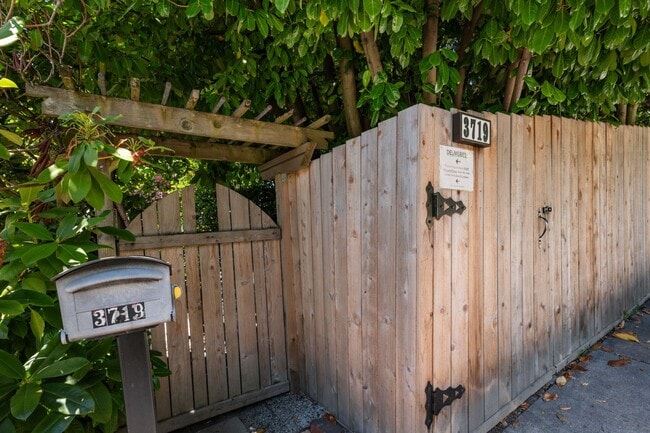 Building Photo - Ocean view 1 bedroom bottom floor unit close to Alki