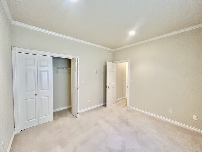 Building Photo - 560 E Maberry Dr