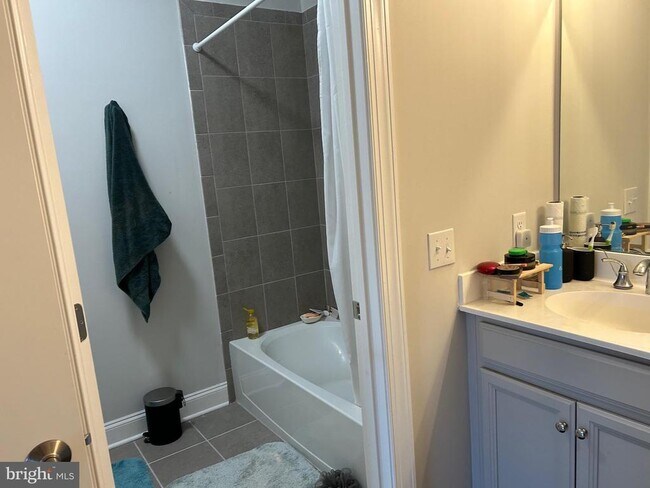 Building Photo - 30 Hamilton Dr