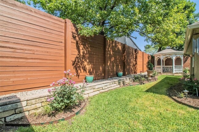 Building Photo - White Rock Highlands  4 bedrooms, 2.5 baths
