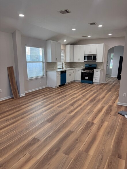 Building Photo - 7618 Legacy Pines Dr