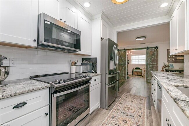 Building Photo - 1320 Lake Shore Dr