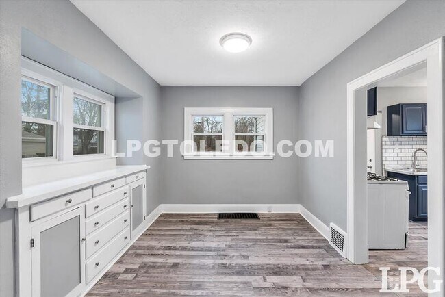 Building Photo - 927 Alvison Rd