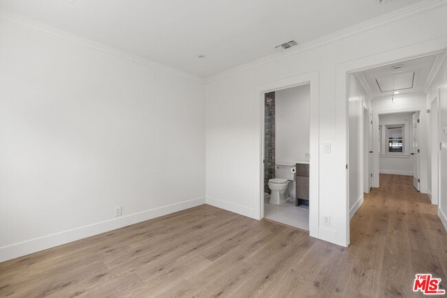 Building Photo - 238 Thorne St