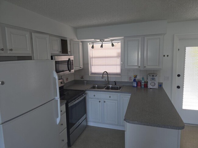 Building Photo - 1871 Palm Acres Dr