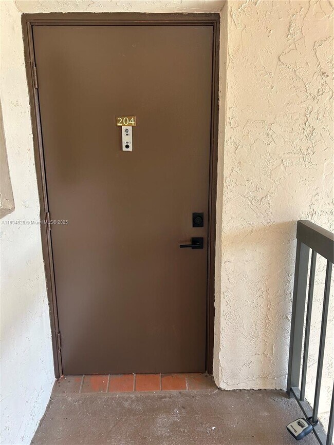 Building Photo - $2,200MONTHLY;20730 NE 8TH CT #204-16