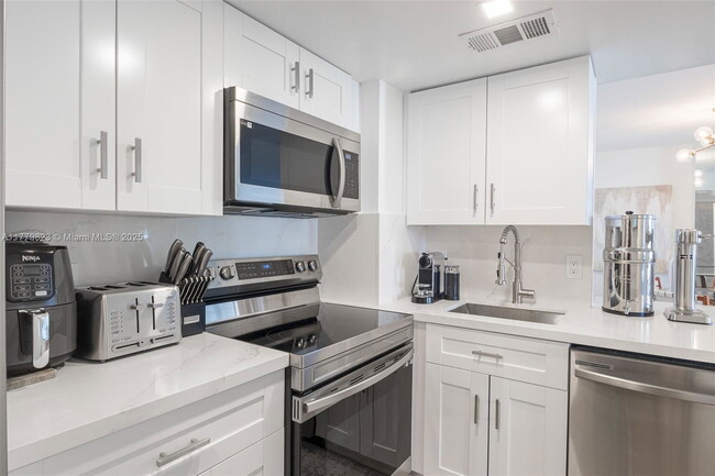 Building Photo - 770 Claughton Island Dr