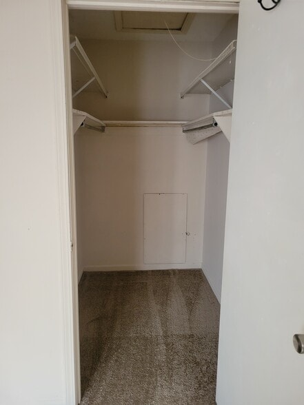 Master closet - 208 Glamorgan Dr