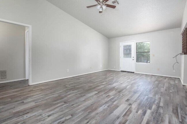 Building Photo - 600 Kay Hill Ln