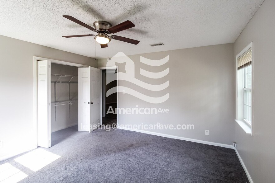 Building Photo - 425 Petunia Ave