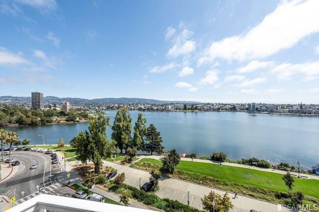 Building Photo - Two Bedroom Condo in Oakland Available Now!!