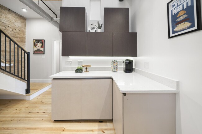 Building Photo - 122 W Elder St