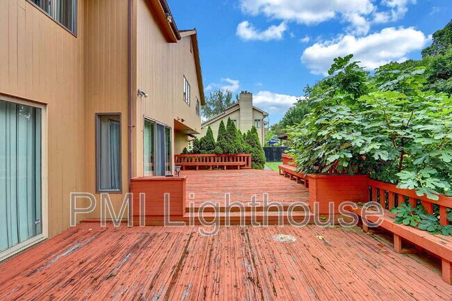 Building Photo - 2 Carlyle Dr