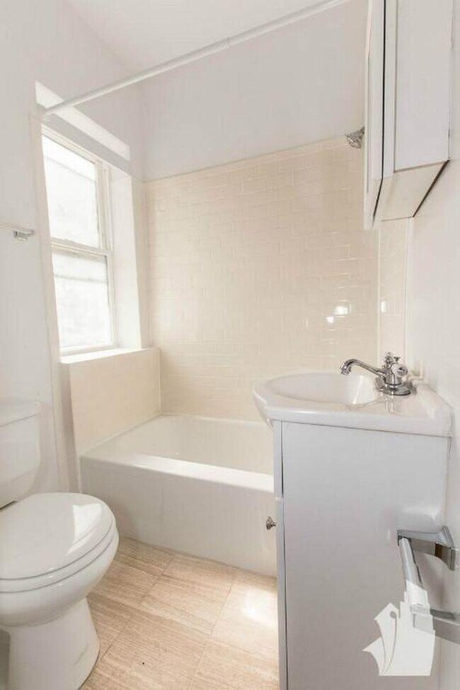 Building Photo - 1 bedroom in Chicago IL 60618