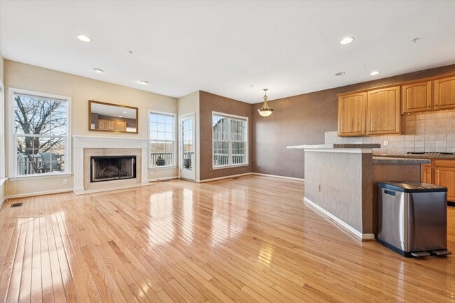 Building Photo - Avaible now, 3B/2.5B Townhome in Whiteland Woods!