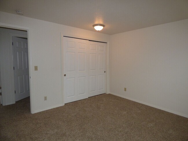 Building Photo - 986 Eastwind Ct N