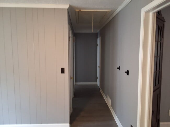Building Photo - 320 Meadow Ln