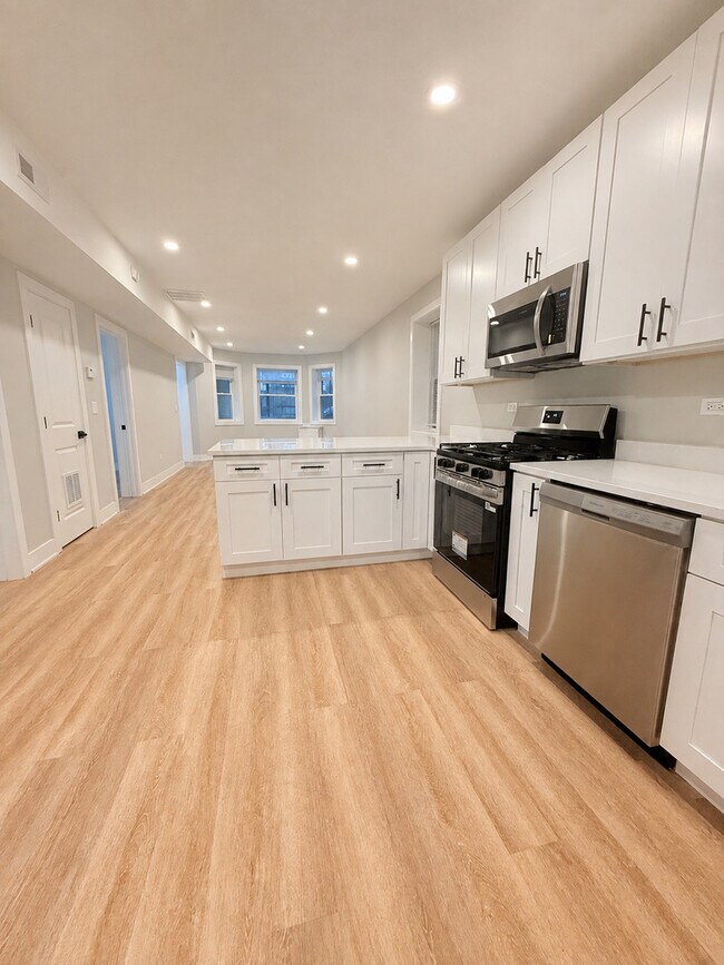 Building Photo - 2850 N Avers Ave
