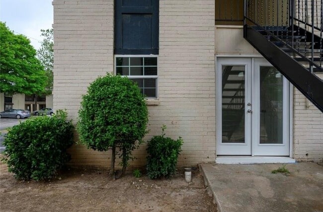 Building Photo - 1719 E Lindsey St