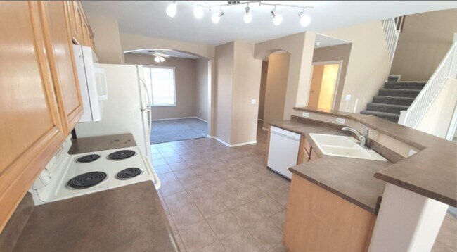 Building Photo - 5 Bedroom Home