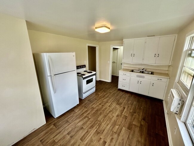 Building Photo - 427 S Center Ave