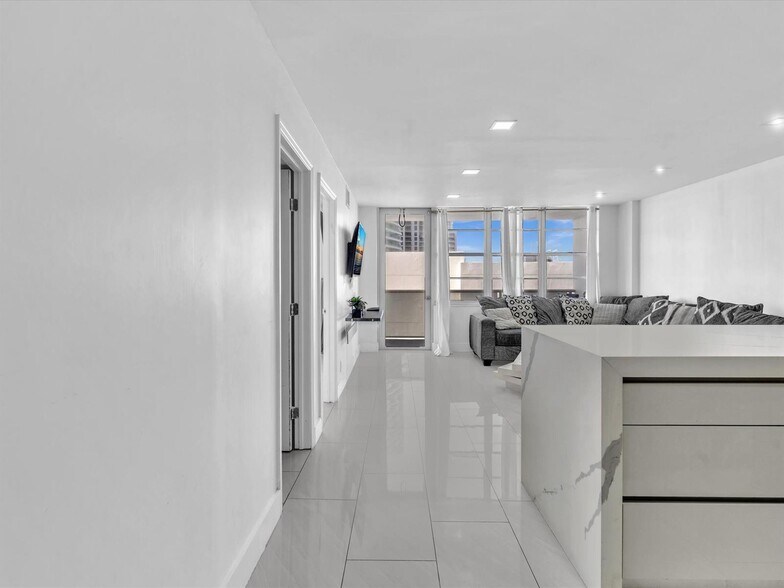 Building Photo - 3725 S Ocean Dr