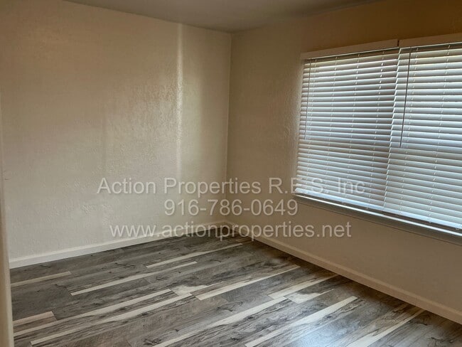 Building Photo - Close to Freeway, Shopping Single Story 2 Bedroom 1 Bath Large yard 1 Car Garage Drought Resistan...