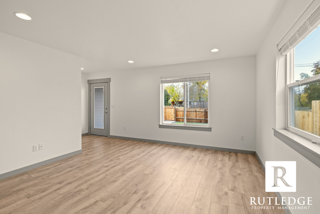 Building Photo - 3 Bed/2.5 Bath Townhome in Medford