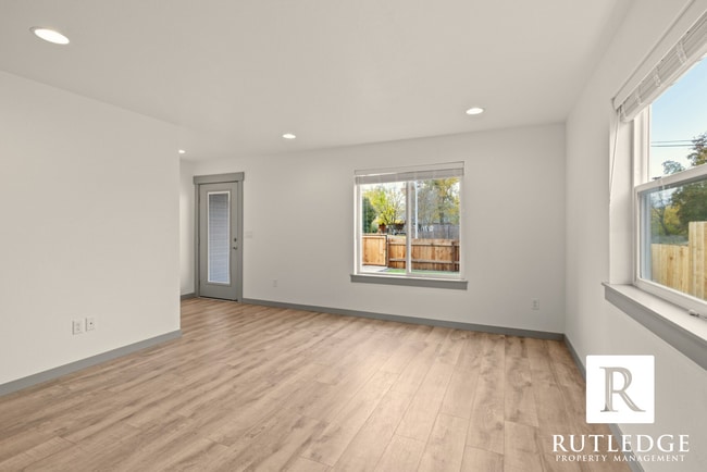 Building Photo - New 3 Bed/2.5 Bath Townhome in Medford