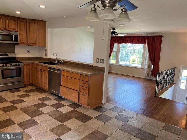 Building Photo - 22 Lamp Post Ln