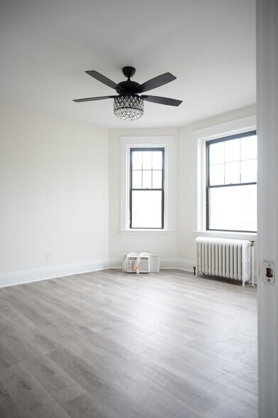 Master Room - 374 Chestnut Hill Ave